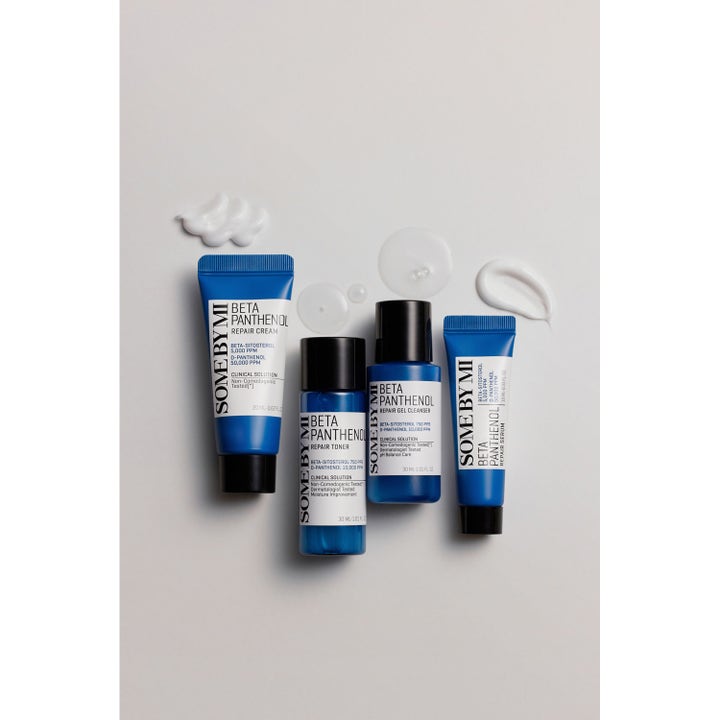 Some By Mi Beta Panthenol Repair Starter Kit 90 ml ihonhoitosetti näyttää tuotteiden koostumukset sinisten pakkausten vierellä.