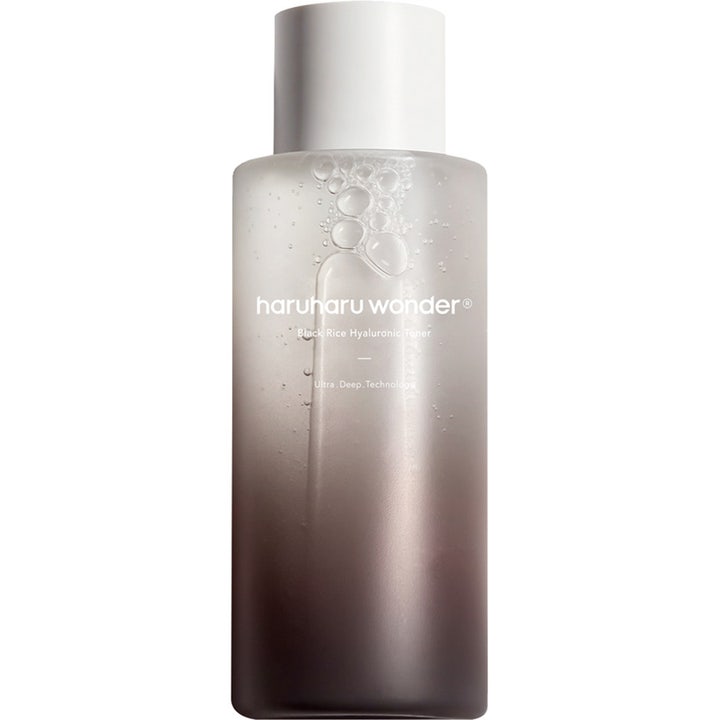 Haruharu Wonder Black Rice Hyaluronic Toner kosteuttava kasvovesi huurteisessa liukuvärjätyssä pullossa valkoisella korkilla.