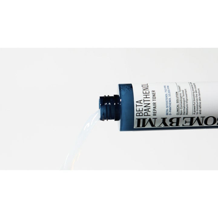Some By Mi Beta Panthenol Repair Toner 150 ml kosteuttava kasvovesi kaatuu maitomaisena sinisestä pullosta.