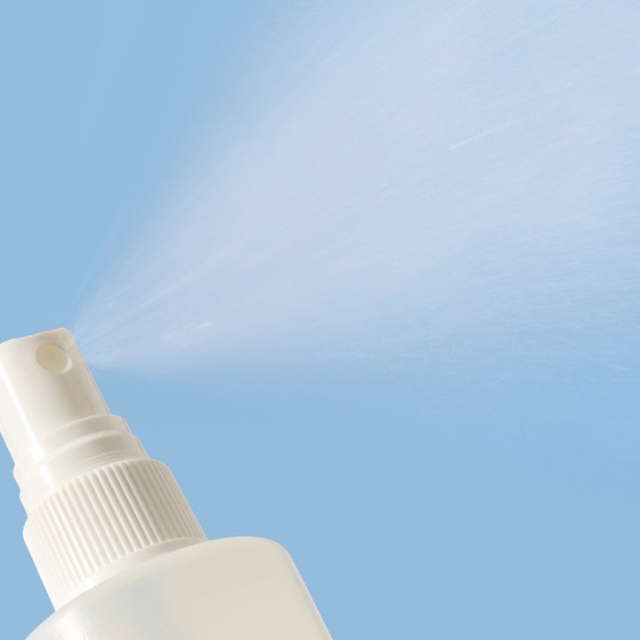 Mario Badescu Back And Body Clarifying Spray 236 ml suihke puhdistaa ihoa hienojakoisella sumulla.