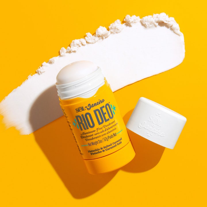 Sol de Janeiro Rio Deo 62 57 ml alumiiniton deodorantti keltaisessa puikossa ja voidemainen valkoinen koostumus