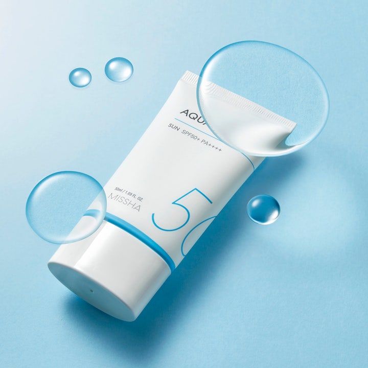 MISSHA All Around Safe Block Aqua Sun Gel 50 ml kosteuttava aurinkovoide valkoisessa tuubissa vesipisaroiden ympäröimänä.
