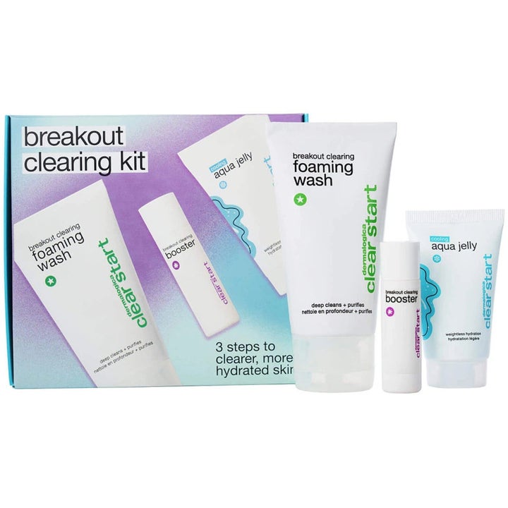 Dermalogica Clear Start Breakout Clearing Kit 3 tuotetta epäpuhtauksia hoitava setti valkoisissa pakkauksissa.