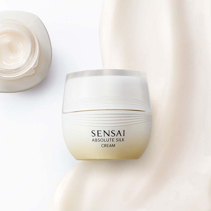 Sensai Absolute Silk Cream 40 ml kosteuttava kasvovoide valkoisessa purkissa silkkisen voidepyyhkäisyn päällä.