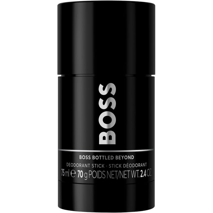 BOSS Bottled Beyond 75 ml deodoranttipuikko antaa raikkautta tyylikkäässä mustassa hylsyssä, jossa on hopeinen logo.