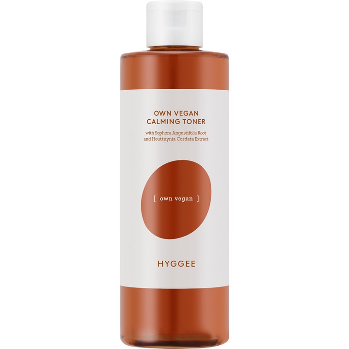 Hyggee Own Vegan Calming Toner rauhoittava kasvovesi läpinäkyvässä ruskeassa pullossa, jossa on valkoinen etiketti.
