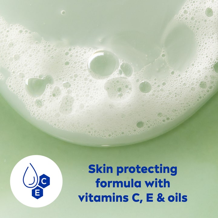 NIVEA Shower Summer Creme Aloe 250 ml suihkugeelin ilmava vaahto ja teksti Skin protecting formula with vitamins C, E & oils.