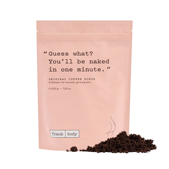 Frank Body Original Coffee Scrub 200g kuorinta-aine vaaleanpunaisessa pussissa ja irtonaista kahvirouhetta.