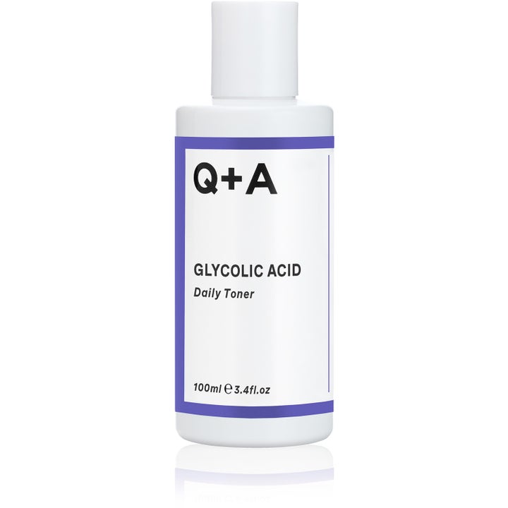 Q+A Glycolic Acid Daily Toner 100 ml kirkastava kasvovesi valkoisessa muovipullossa liilalla reunuksella