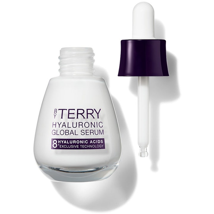 By Terry Hyaluronic Global Serum 30 ml hyaluronihapposeerumi valkoisessa lasipullossa ja pipetti.