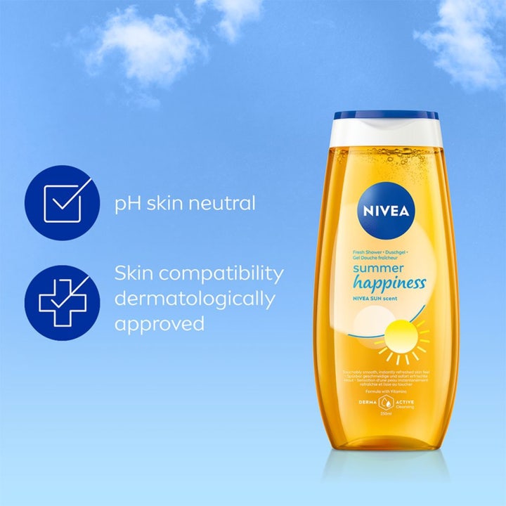 NIVEA Love Sunshine 250 ml suihkugeeli raikastaa ihon keltaisessa pullossa appelsiiniviipaleiden vieressä.