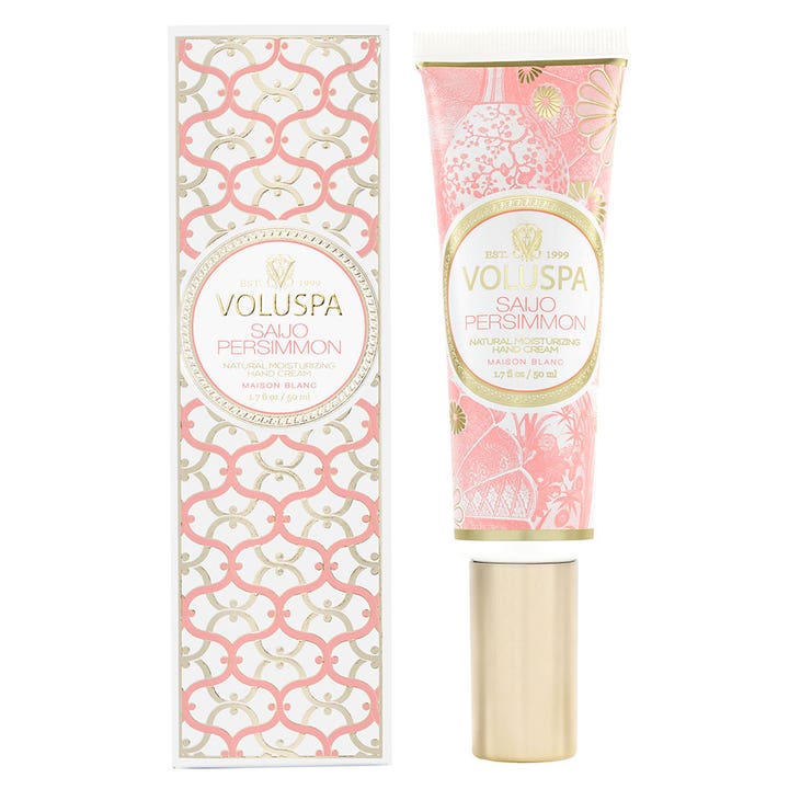 Voluspa Saijo Persimmon 50 ml kosteuttava käsivoide vaaleanpunaisessa kuviollisessa tuubissa ja pakkauksessa.