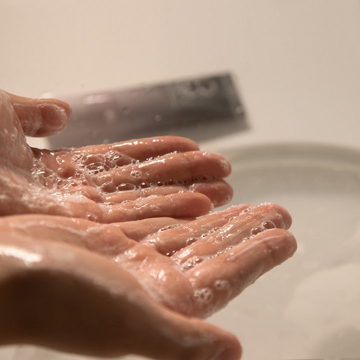 haruharu wonder Black Rice Moisture 5.5 Soft Cleansing Gel 100 ml kosteuttava puhdistusgeeli vaahtoaa pehmeästi käsissä