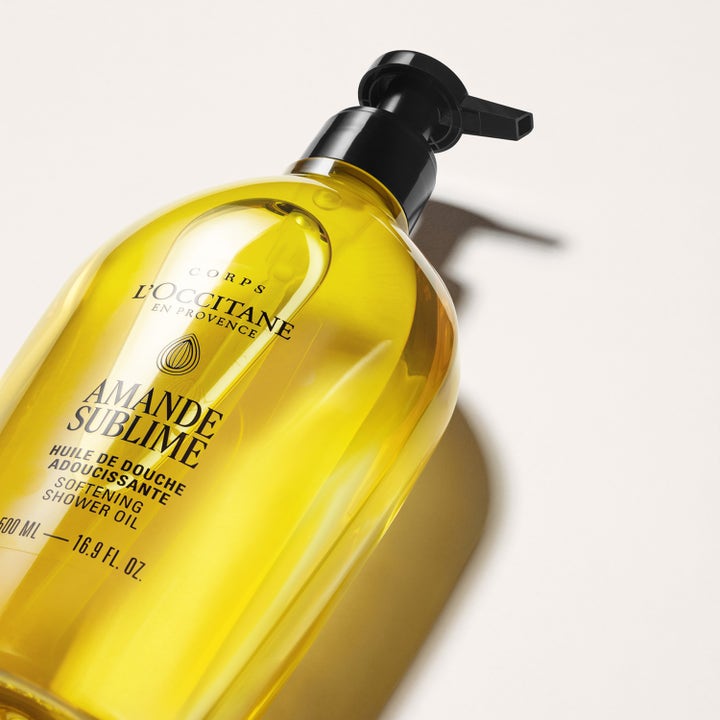 L'Occitane en Provence Almond Shower Oil 500 ml pehmentävä suihkuöljy kirkkaassa keltaisessa pumppupullossa