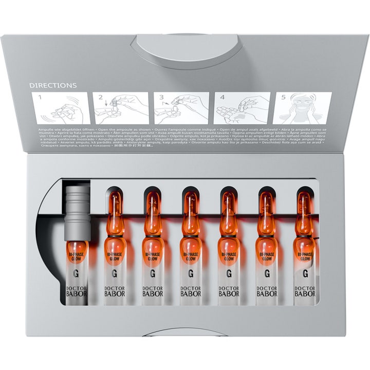 Babor Glow Bi-Phase Ampoule Serum 14 ml heleyttävä seerumi avatussa harmaassa pakkauksessa, jossa on seitsemän ampullia.