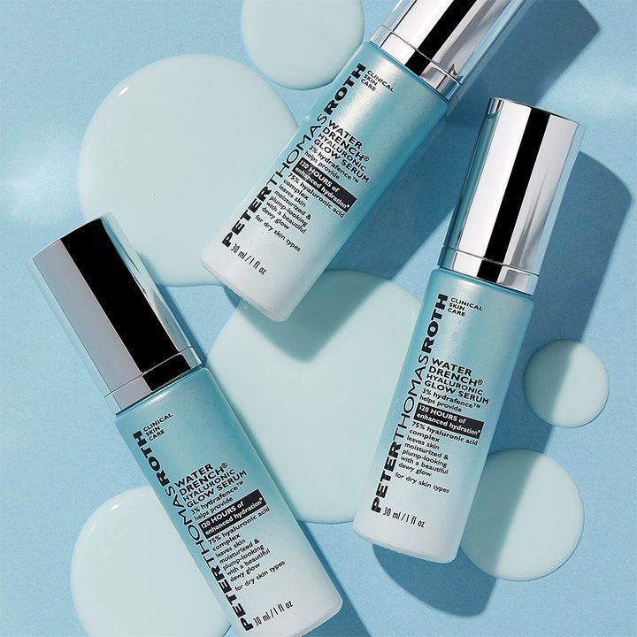 Peter Thomas Roth Water Drench Hyaluronic Glow Serum 30 ml kosteuttava seerumi vaaleansinisissä pulloissa pisaroiden kera.