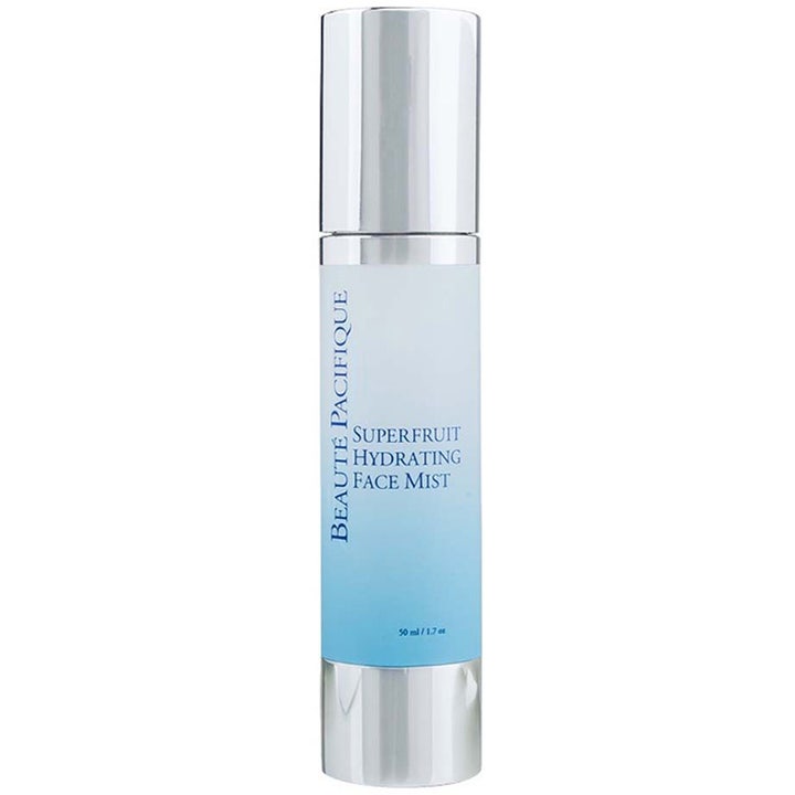 Beauté Pacifique Superfruit Hydrating Face Mist 50 ml kosteuttava kasvosuihke hopeakorkkisessa vaaleansinisessä pullossa.