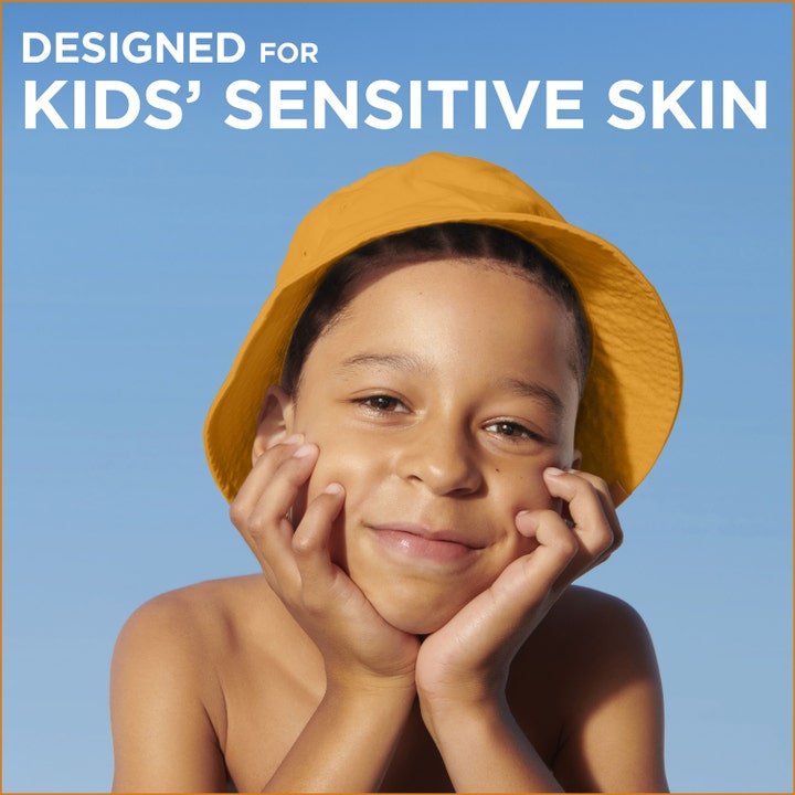Garnier Ambre Solaire Sensitive Advanced Kids 270 ml aurinkosuoja lapsen herkälle iholle keltaisessa hatussa.