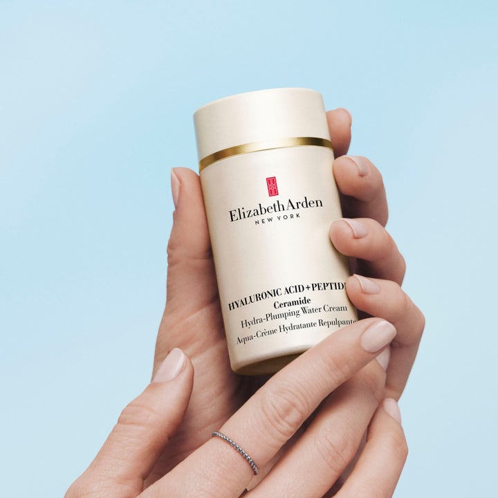 Elizabeth Arden Ceramide Hyaluronic Acid + Peptides Water Cream 50 ml silottava päivävoide kädessä pidettynä.