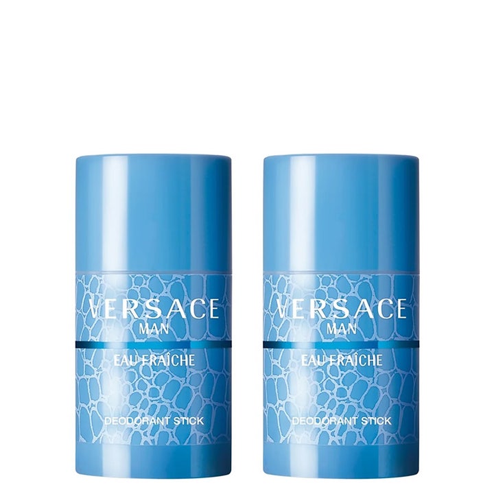 Versace Man Eau Fraîche kaksi deodoranttipuikkoa antavat raikkautta vaaleansinisissä kuvioiduissa hylsyissä.