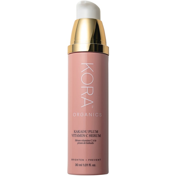 KORA Organics Kakadu Plum Vitamin C Serum 30 ml kirkastava seerumi vaaleanpunaisessa pullossa kultaisella pumpulla