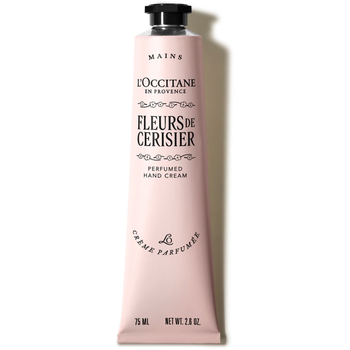 L'Occitane Fleurs de Cerisier 75 ml pehmittävä käsivoide vaaleanpunaisessa tuubissa mustalla korkilla.