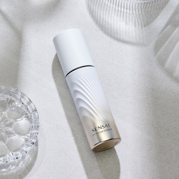Sensai Lift Focus Essence 40 ml kiinteyttävä seerumi tyylikkäässä valkoisessa aaltokuvioidussa pullossa.