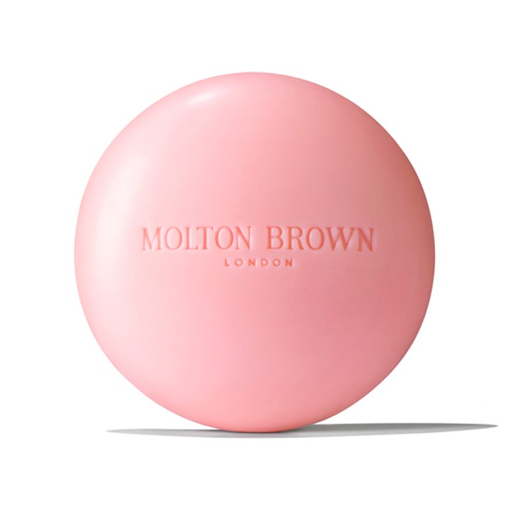 Molton Brown Delicious Rhubarb & Rose 150g puhdistava palasaippua on pyöreä ja vaaleanpunainen kohokuvioidulla logolla