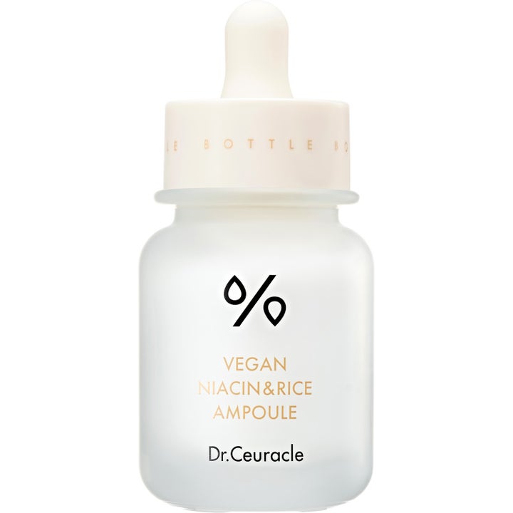 Dr. Ceuracle Vegan Niacin & Rice Ampoule heleyttävä ampulli huurteisessa lasipullossa, jossa on vaalea pipettikorkki.