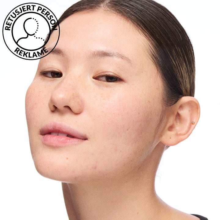 MAC Cosmetics Major Foamo Jelly Cleanser 50 ml puhdistusgeeli luo puhtaan ja raikkaan ihon lähikuvassa mallista