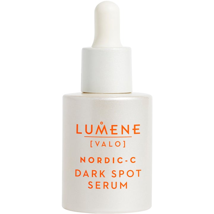 Lumene Nordic-C Dark Spot Serum 30 ml kirkastava seerumi pigmenttimuutoksia vastaan helmiäisvalkoisessa pipettipullossa
