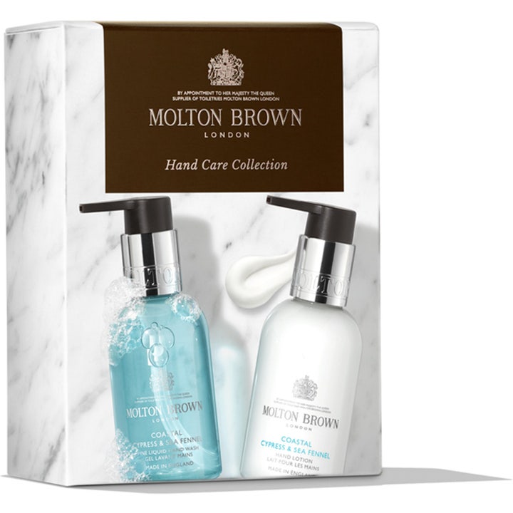Molton Brown Coastal Hand Collection 200 ml kosteuttava käsisetti marmoripakkauksessa, jossa on sininen ja valkoinen pullo.