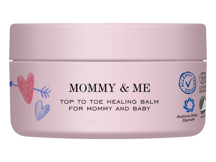 SoKind Mommy & Me Top to Toe Healing Balm 100 ml hoitava voide vaaleanpunaisessa purkissa, jossa on sydänkuvioita.
