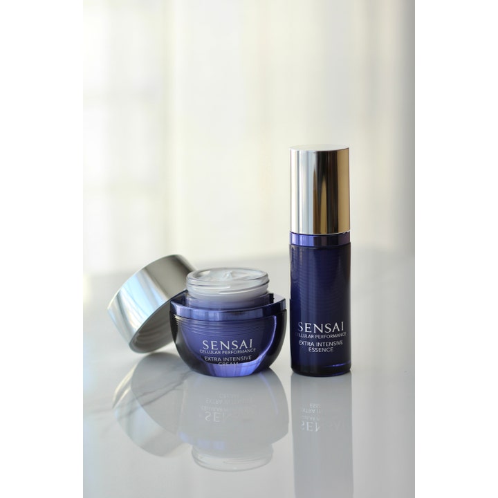 Sensai Cellular Performance Extra Intensive Cream 40 ml uudistava päivävoide avatussa purkissa seerumipullon rinnalla