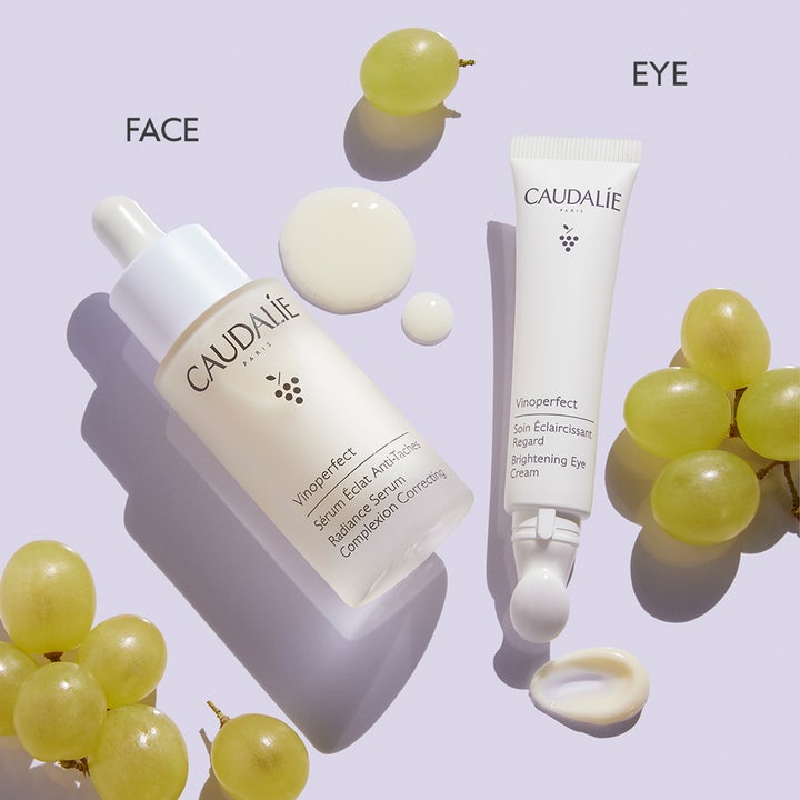 Caudalie Vinoperfect Brightening Eye Cream 15 ml kirkastava silmänympärysvoide valkoisessa tuubissa viinirypäleiden kera