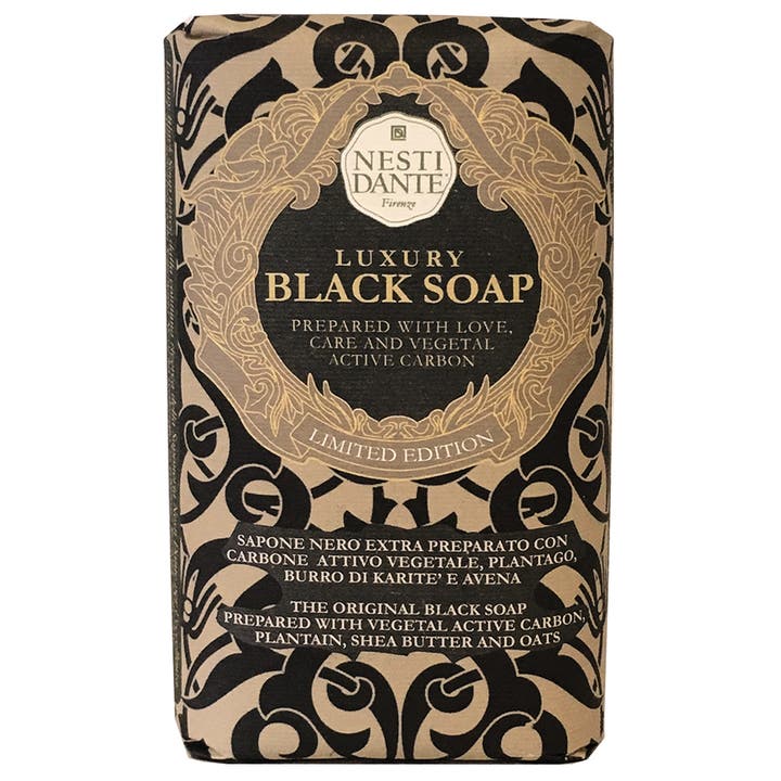Nesti Dante Luxury Black Soap 250g syväpuhdistava palasaippua tyylikkäässä mustassa ja kultaisessa paperikääreessä.