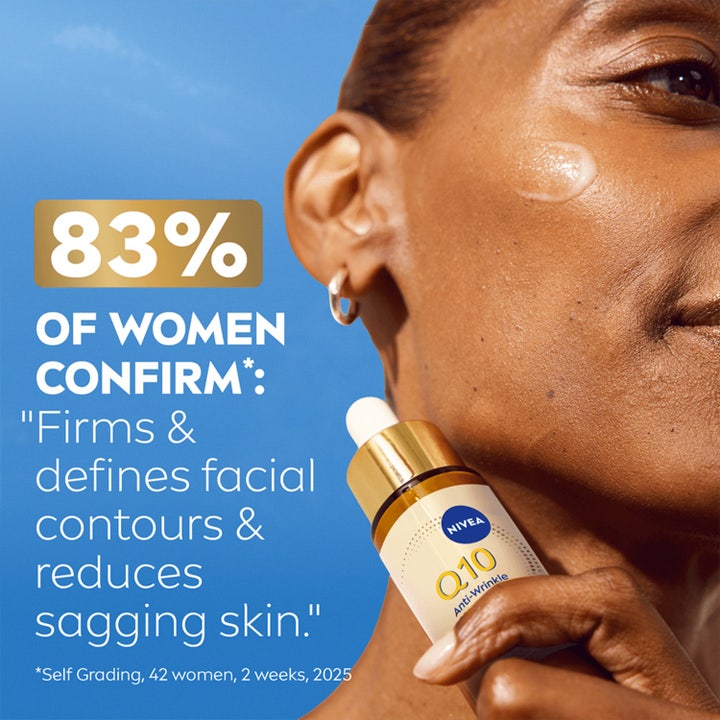 NIVEA Q10 Collagen Expert 3IN1 Repairing Serum 30 ml kiinteyttävä seerumi kultakorkkisessa pullossa naisen kädessä.
