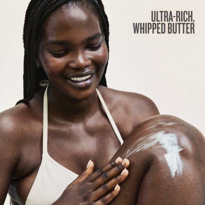 Sol de Janeiro Delicia Drench Body Butter 75 ml kosteuttava vartalovoide täyteläinen koostumus ja violetteja kukkia.