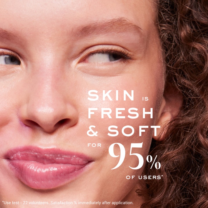 Nuxe Very Rose Cleansing Foam 150 ml puhdistusvaahto pehmentää ihoa. Naisen kasvot ja teksti Skin is fresh & soft.