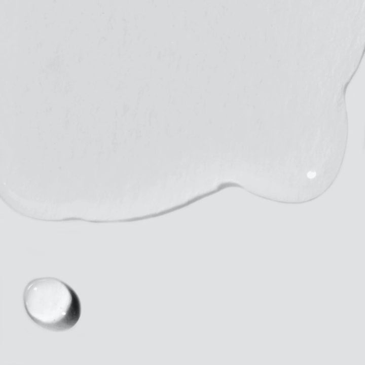 Dermalogica AGE Bright Clearing Serum Duo kirkastava niasiiniamidiseerumi jossa on kirkas ja kevyt nestemäinen koostumus