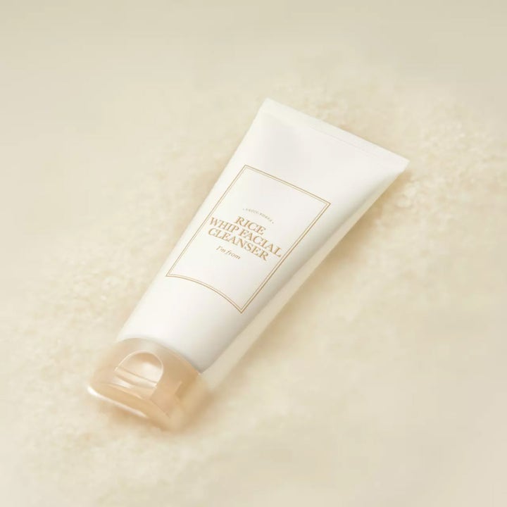 I'm from Rice Whip Facial Cleanser 150 ml kirkastava puhdistusaine valkoisessa tuubissa riisinjyvien päällä.