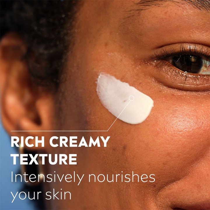 NIVEA Q10 Extra Nourish Day Cream 50 ml ravitseva päivävoide, jossa on täyteläinen ja kermainen koostumus iholla.