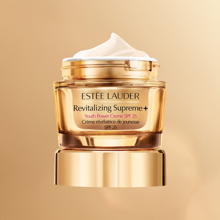Estée Lauder Revitalizing Supreme+ Youth Power Creme SPF25 50 ml kiinteyttävä päivävoide kultaisessa lasipurkissa.