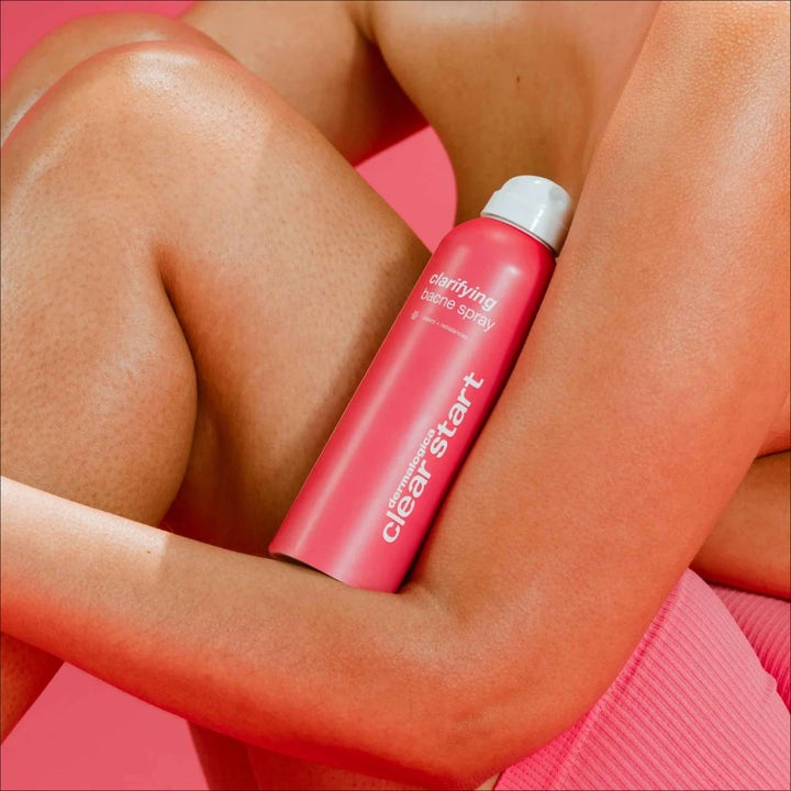 Dermalogica Clarifying Body Spray salisyylihappoa sisältävä vartalosuihke pinkissä pullossa elämäntapakuvassa
