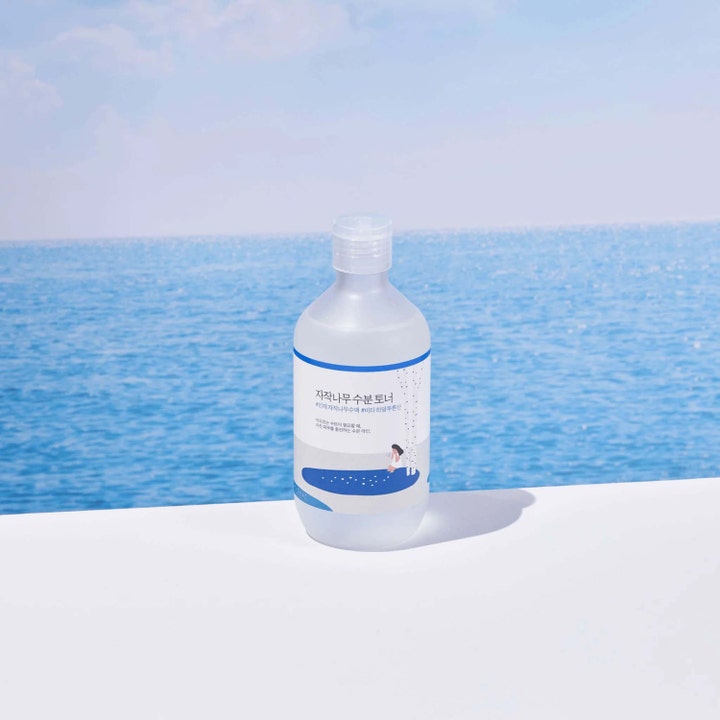 Round Lab Birch Juice Moisturizing Toner 300 ml syväkosteuttava kasvovesi huurteisessa pullossa merimaisemassa