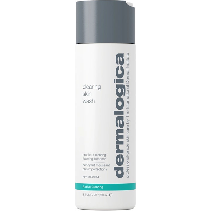 Dermalogica Clearing Skin Wash 250 ml puhdistusgeeli epäpuhtauksille valkoisessa pullossa harmaalla korkilla.