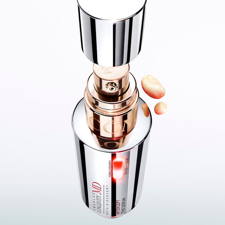 Lancôme Absolue Longevity MD Intercept The Serum 50 ml ihoa uudistava seerumi hopeisessa pullossa ja voidemaisia pisaroita.