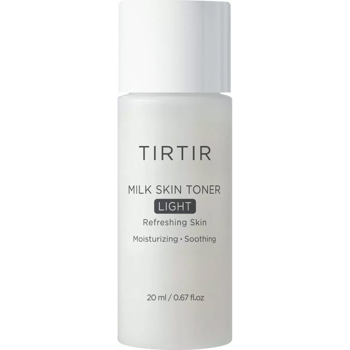TIRTIR Milk Skin Toner Light 20 ml kosteuttava kasvovesi valkoisessa mattapintaisessa pullossa.