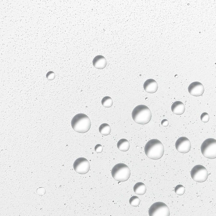 Dermalogica Hyaluronic Ceramide Mist Duo kosteuttava kasvovesi, kirkas vesimäinen koostumus ja pisaroita