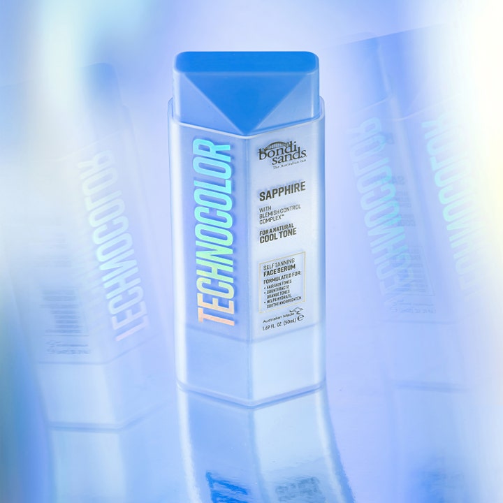 Bondi Sands Technocolor Self Tanning Face Serum Sapphire 50 ml luo viileän sävyn vaaleansinisessä neliskanttisessa pullossa.
